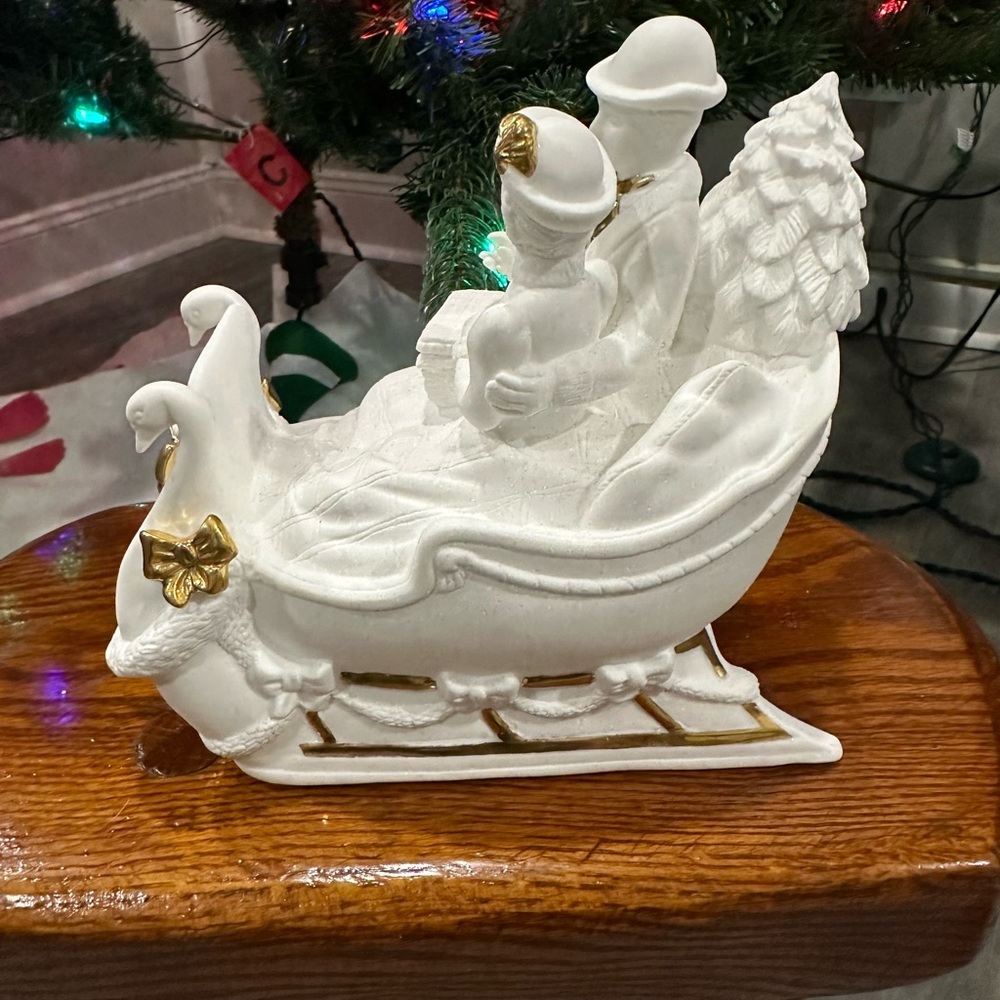 LENOX 1993 Musical Sleigh…Plays O Christmas Tree…A Young Couple in a Sleigh. - Picture 4 of 11